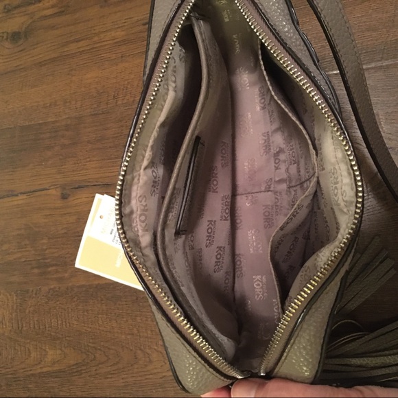 Michael Kors mini grommets Lg EW crossbody - Picture 7 of 9